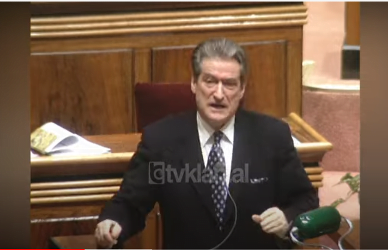 Sherr në parlament, Berisha replika të ashpra me Spartak Brahon &#8211; (20 Mars 2003)