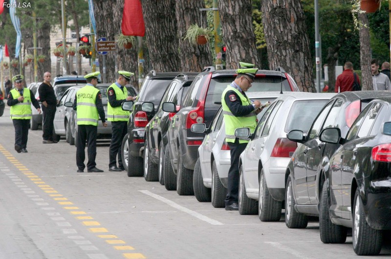 POLICIA GJOBA PER KUNDRAVAJTESIT - Oficere te Policise Rrugore, duke i vendosur gjoba makinave te parkuara pergjate bulevardit Deshmoret e Kombit, prane Kuvendit te Shqiperise.