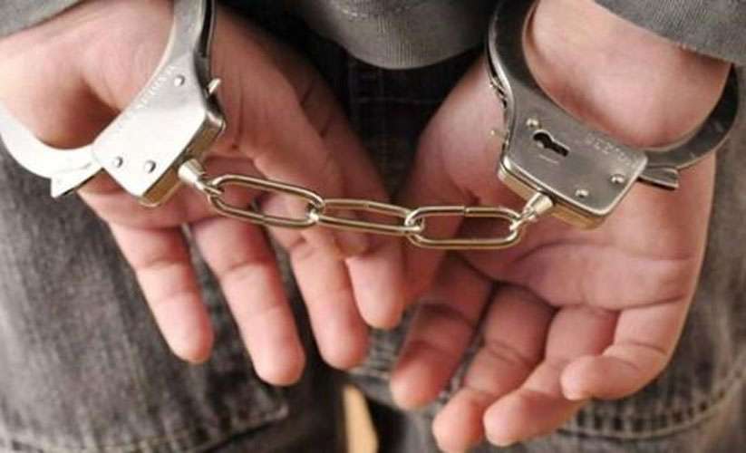 Goditen policet arrestohen tre persona
