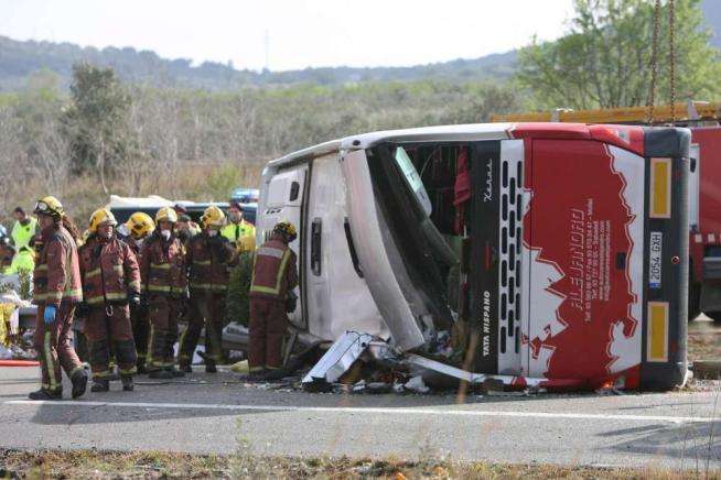 13 viktima dhe disa të plagosur nga përplasja e një autobusi në Spanjë