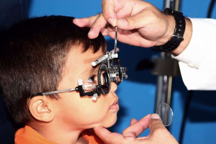 Rritet numri i fëmijve që mbajnë syze,OBSH: 75 % e tyre e kalojnë kohën para televizorit