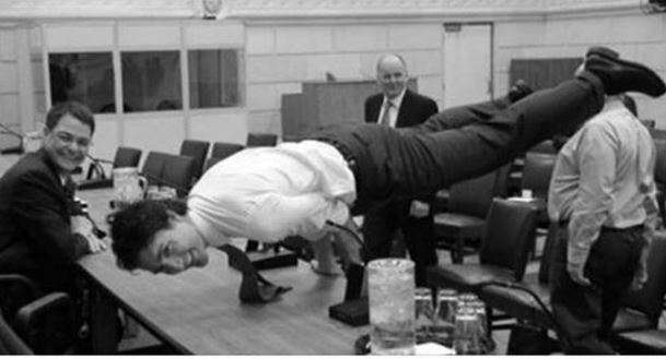 Kryeministri kanadez bën Yoga mbi tavolinë