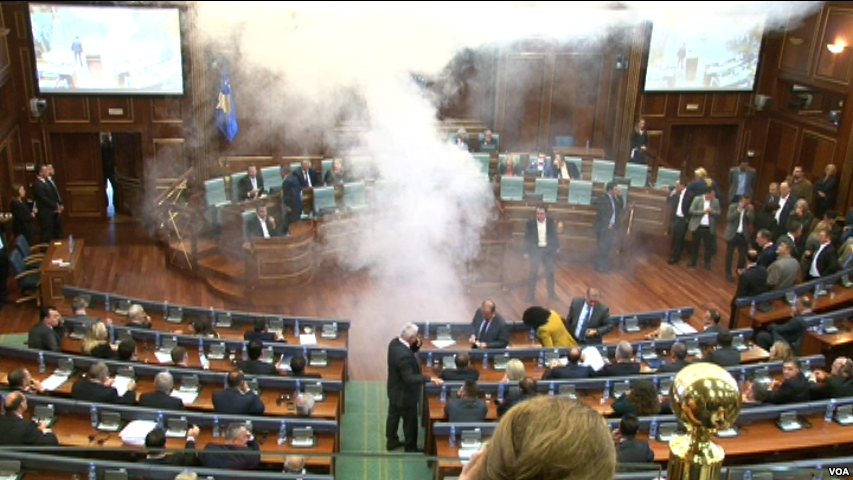 Sërish gaz lotsjelles në Kuvendin e Kosovës