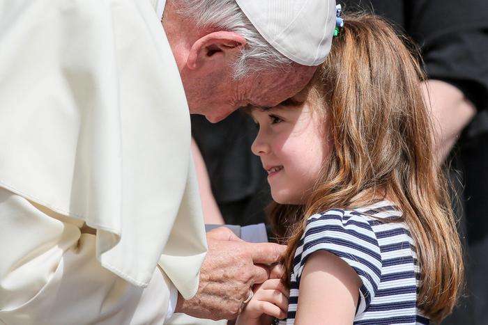 Papa Françesku takon vajzën që do të humbasë shikimin dhe dëgjimin