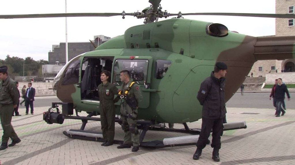 Eurocopter pezullon fluturimet e helikopterëve EC 145