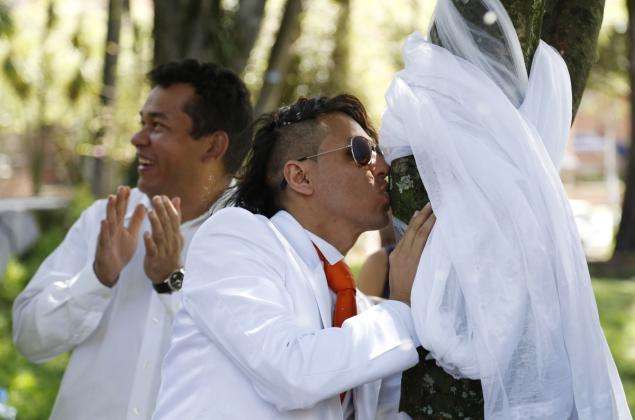 Aktori peruan martohet me pemën