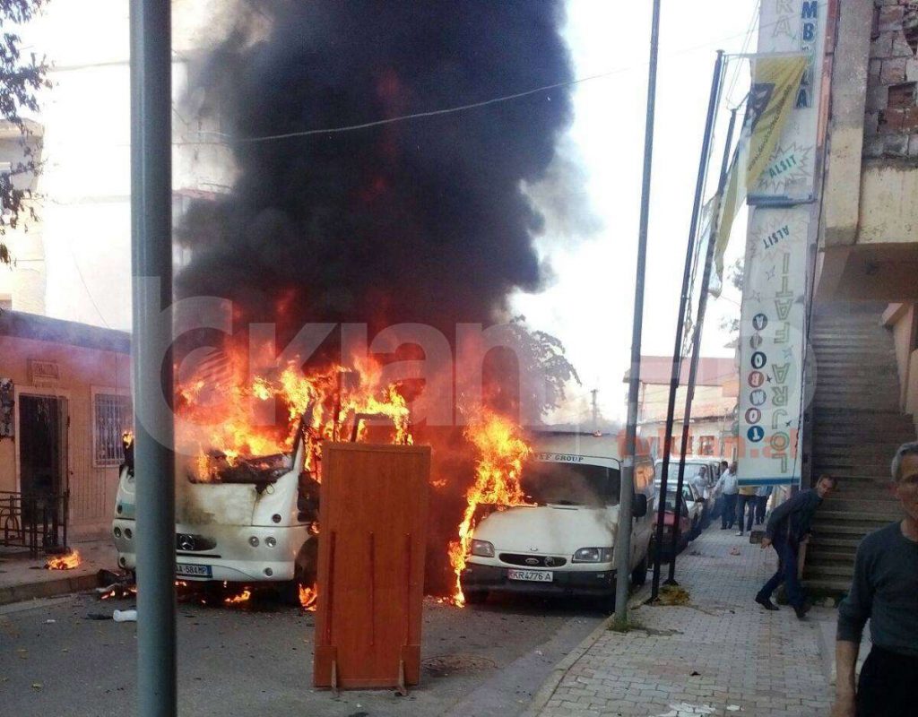Shpërthen në flakë autobusi me besimtarë në mes të Krujës. Një grua mbeti e vdekur, 11 të tjera të plagosura