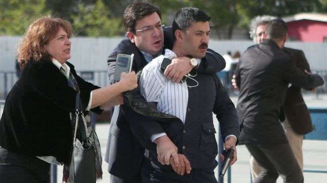 Video/Qëllohet me armë gazetari turk