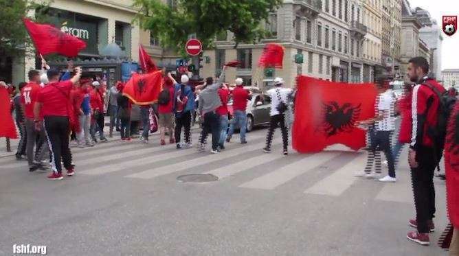 Video/ Tifozët shqiptarë ndezin Lionin