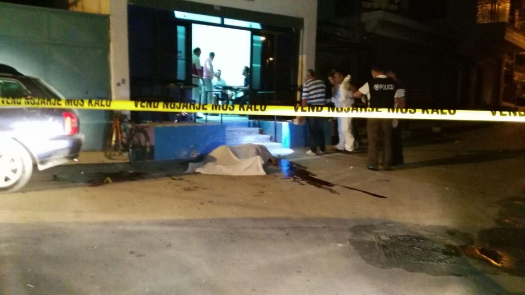 Foto/Atentat me armë zjarri në Vlorë, dy të vdekur një i plagosur