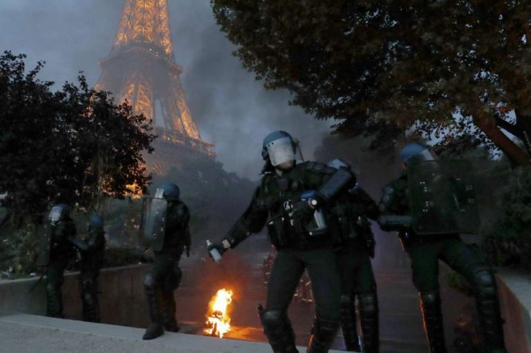 Foto/Finalja e &#8220;Euro 2016&#8221;, dhunë nga tifozët në Paris