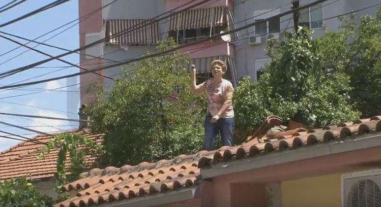 Video/ Konflikti për pronën, gruaja me thikë në dorë kërcënon se do hidhet nga çatia