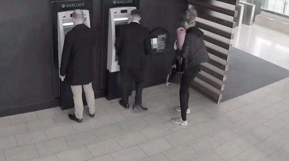 Video/Kujdes! Kjo është mënyra e re për t’iu vjedhur pinin e kartës së bankës