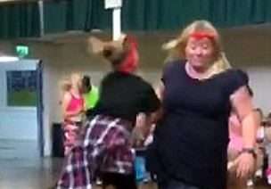 Video/Kërcimi nënë e bijë më qesharak që mund të keni parë!