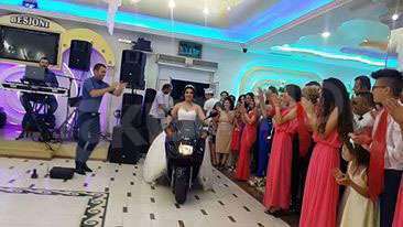 Video/Nusja shqiptare, hyrje spektakolare me motor në dasmë