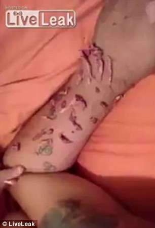 Video/ E frikshme! Bën tatuazh, por&#8230; (Kujdes pamje të forta)