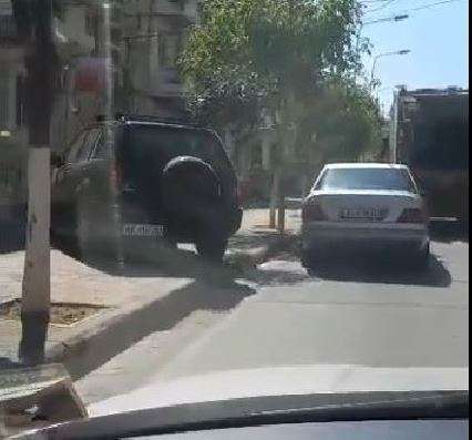 Video/ Çudira shqiptare, automjetet kalojnë në trotuar duke rrezikuar kalimtarët