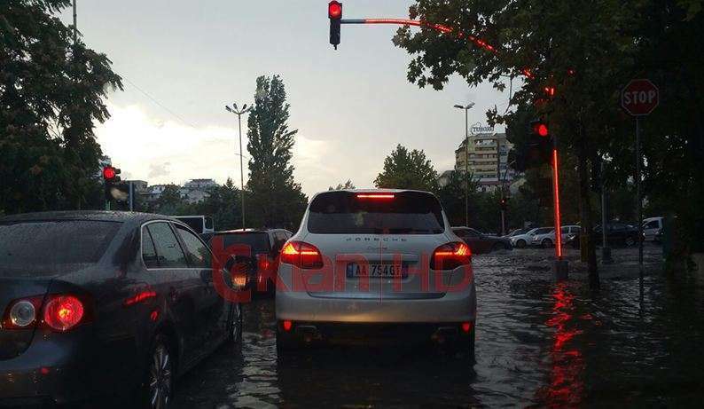 Video/Tirana “pushtohet” nga uji, reshjet shkaktojnë përmbytje në disa zona