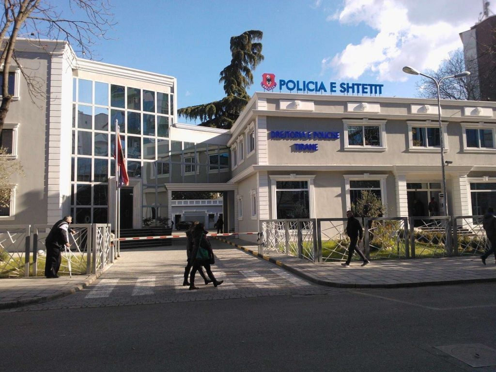 Tiranë/Shoferi i dehur përplas dy makina, sherr me policin
