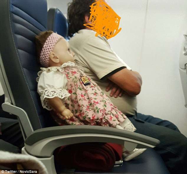 Burri misterioz prenoton një vend në avion për kukullën