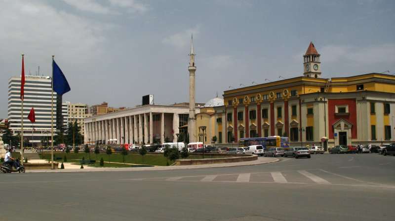 Bllokohet qarkullimi tek “Sheshi Skënderbej”. Rrugët alternative dhe stacionet e autobusëve