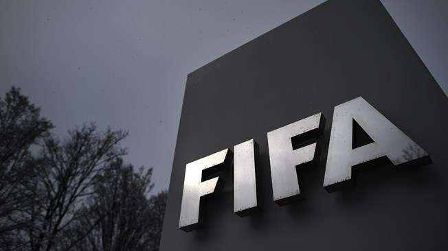 FIFA do të sanksionojë prekjet e topit me dorë