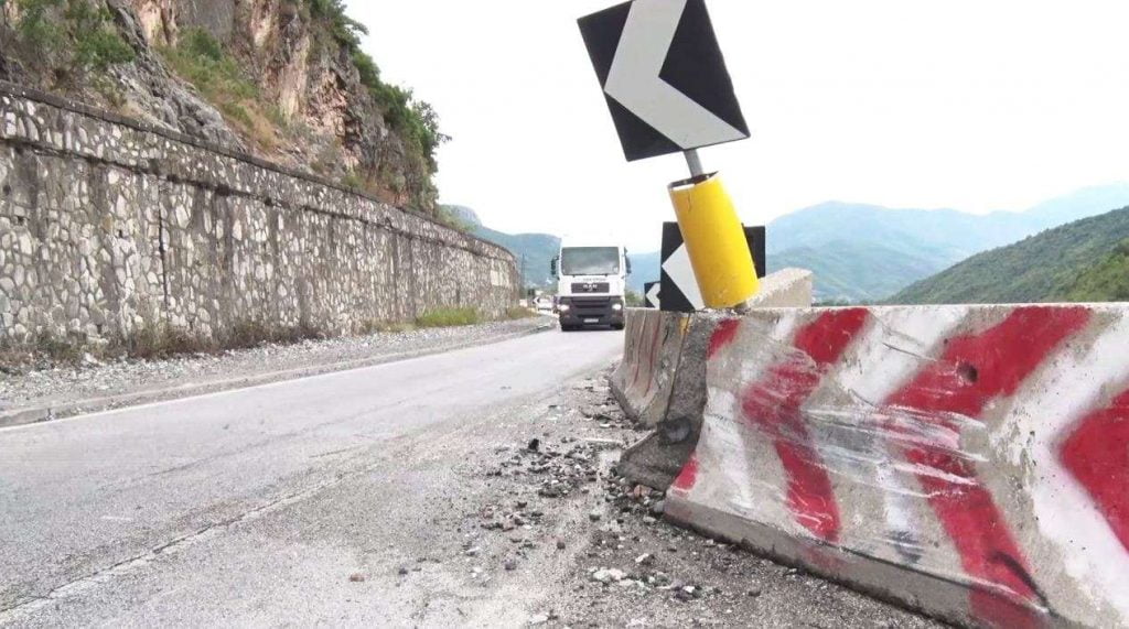 Shembja e argjinaturës në aksin Librazhd &#8211; Elbasan, asnjë ndërhyrje edhe pas 8 muajsh