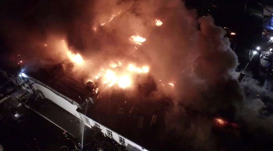 U futën për të shpëtuar punonjësit, humbin jetën 8 zjarrëfikës 