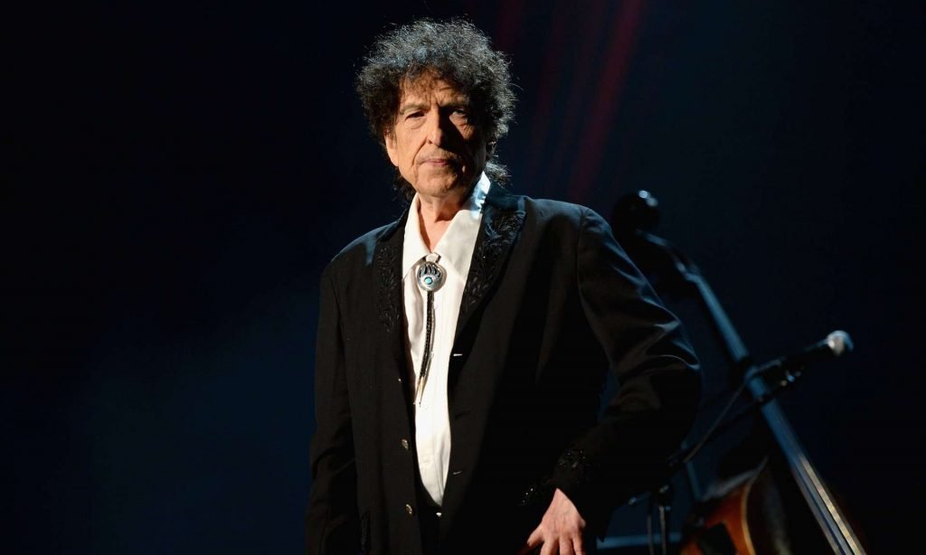 Bob Dylan thyen heshtjen e gjatë