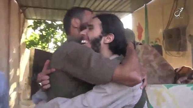 Video/Xhihadisti hidhet nga gëzimi, fitoi “shortin e vdekjes”