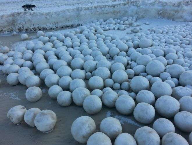 Topat e dëborës pushtojë plazhin