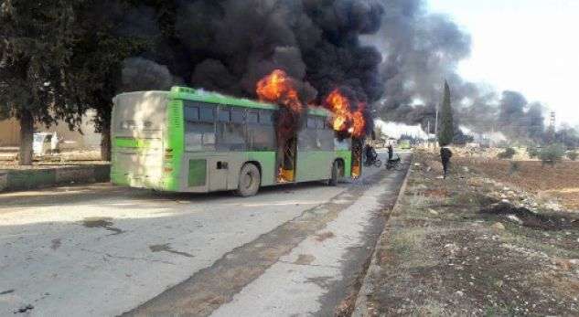 Rebelet djegin gjashtë autobusë të evakuimit