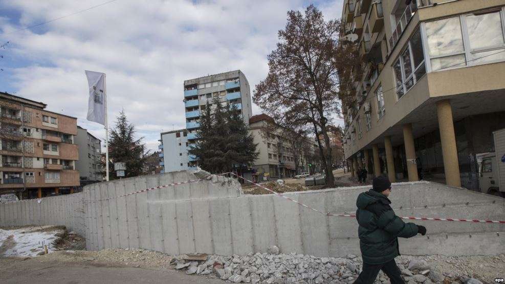 Mitrovica jugore i kërkon qeverisë të mos neglizhojë rrënimin e murit