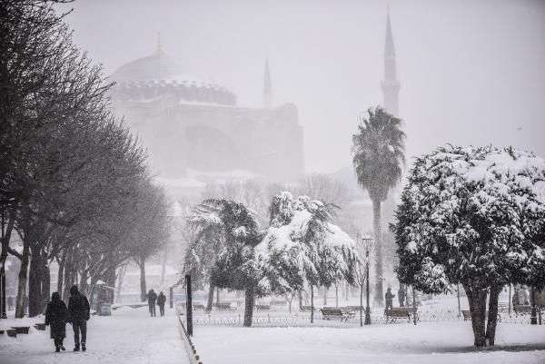 Foto/Stambolli, mahnitës nën “pushtetin” e dëborës