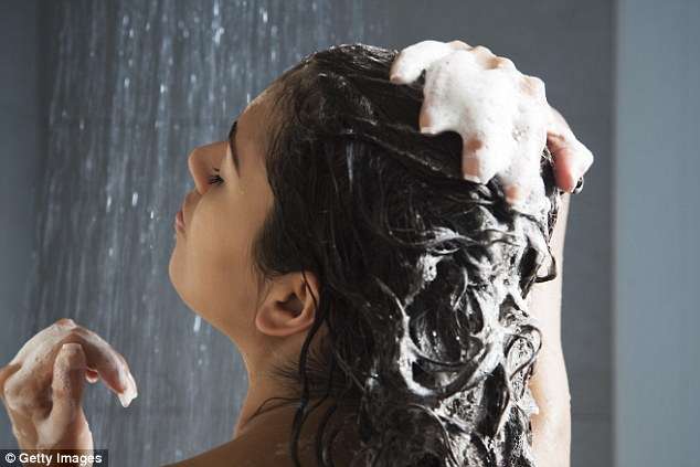 Pse duhet t’i shtoni sheqer shampos para se të laheni