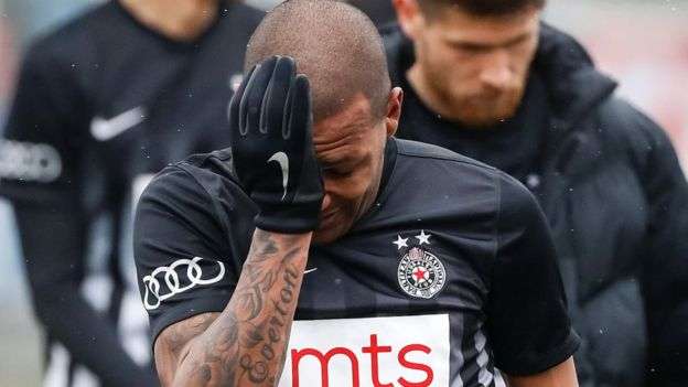 Lojtari brazilian shpërthen në lot pas koreve raciste të tifozëve serbë