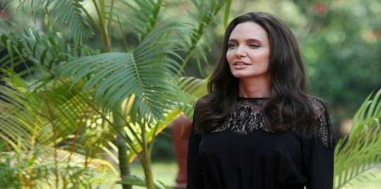 Angelina Jolie përlotet për “divorcin”