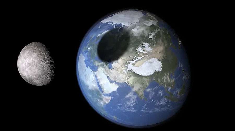 Shkencëtari: Hëna do të përplaset me Tokën!