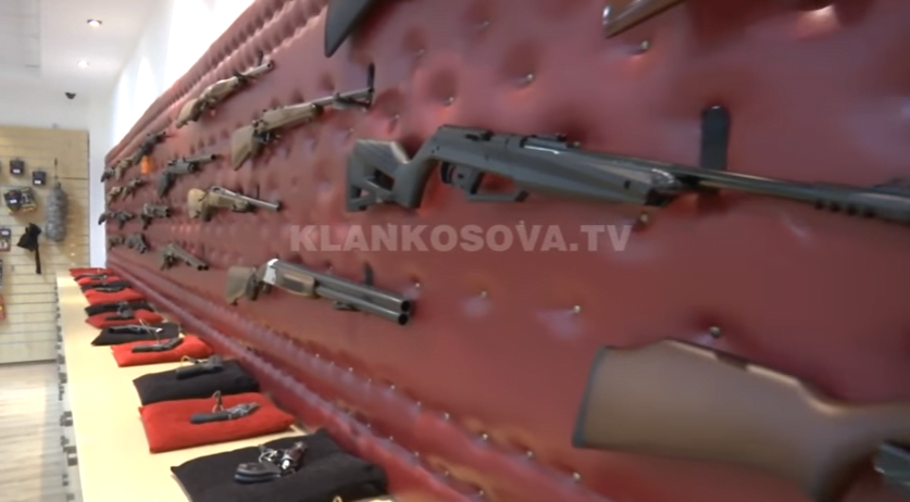 Video/ Politikanët e armatosur të Kosovës