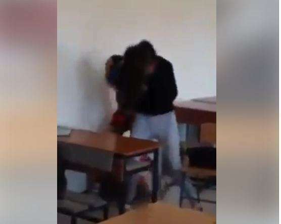 Video/ Kapen për lesh koke, dy gjimnaziste zihen për një mashkull