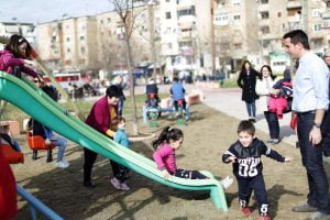 Veliaj: Përfundojnë punimet për këndin e lojërave në lagjen &#8220;Ali Demi&#8221;