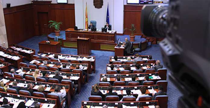 Vijon bllokimi i Parlamentit në Maqedoni