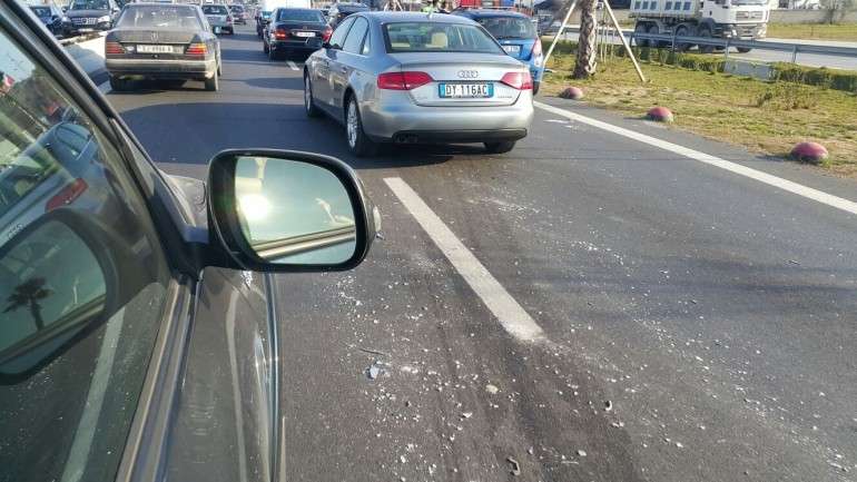 Aksident në autostradën Tiranë- Durrës, përplasen 4 automjete - Tv ...