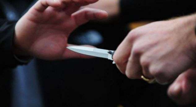 Sherri për lojën me letra, plagoset me thikë 18-vjeçari