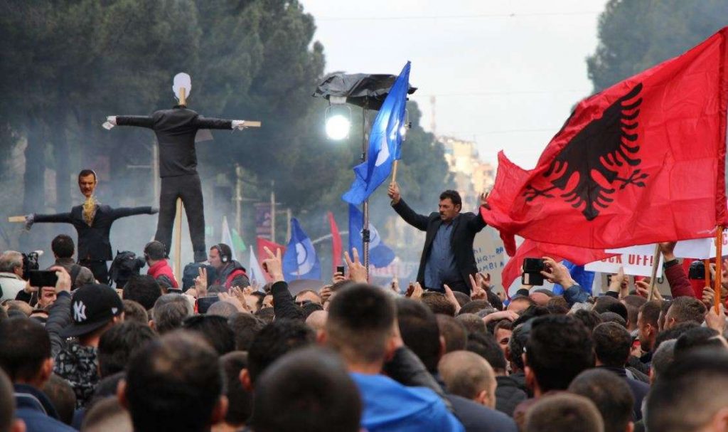 BE nuk mund ta injorojë rrëshqitjen e Shqipërisë në trazira
