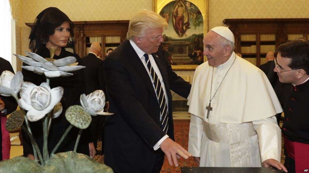 Detaje nga takimi Trump -Papa Françesku, çfarë dhurata u shkëmbyen