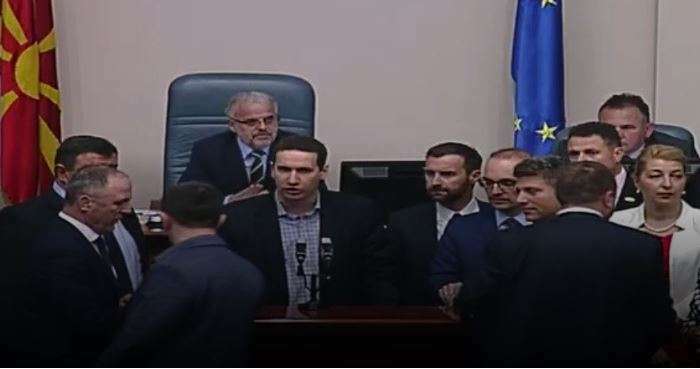 Maqedoni, kryeparlamentari Xhaferi përplaset me deputetët e VMRO-së