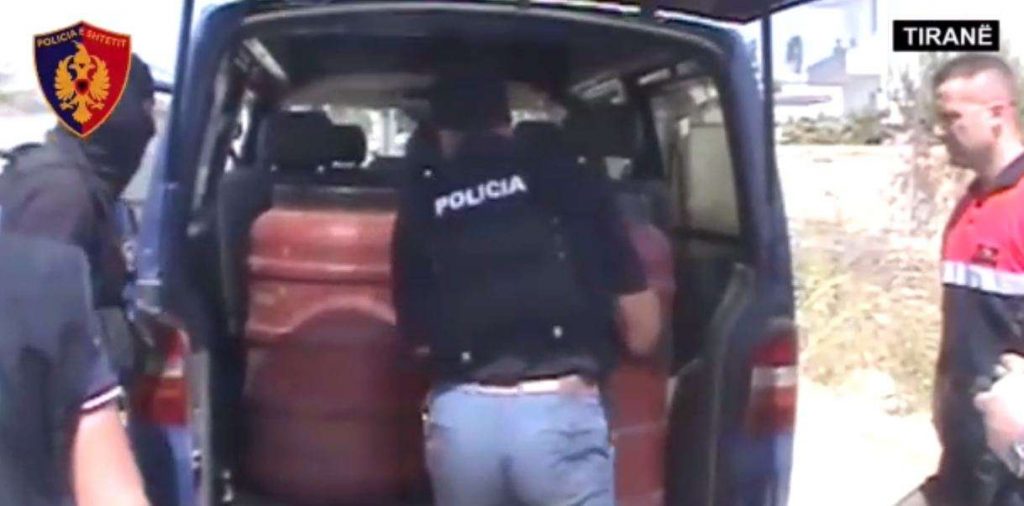 Video/ Kapen drogë e armë në Tiranë
