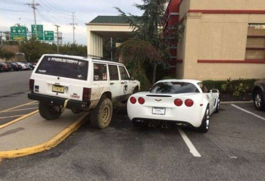 Foto/ “Të qeshësh apo të qash”, pasojat e parkingut të pasaktë