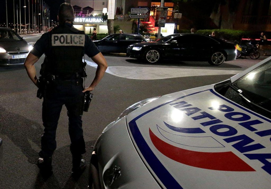 Policia franceze qëllon me armë ndaj dy shqiptarëve
